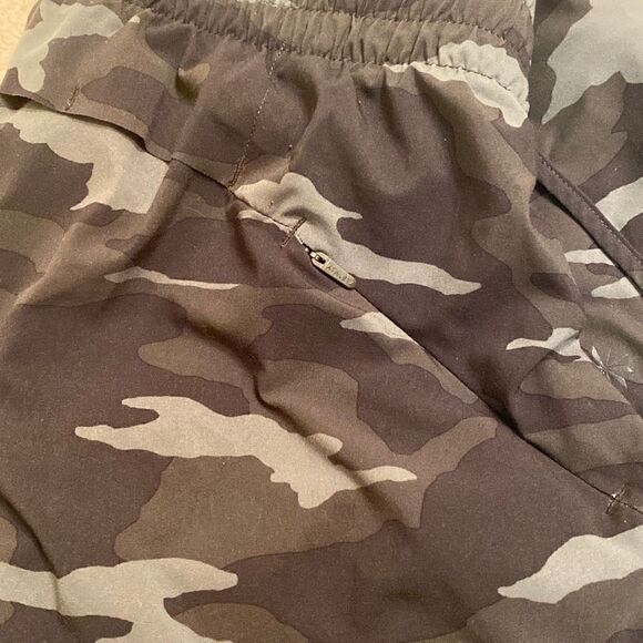 Athleta Mesh Racer Run Short 4" camo XS - Picture 4 of 5